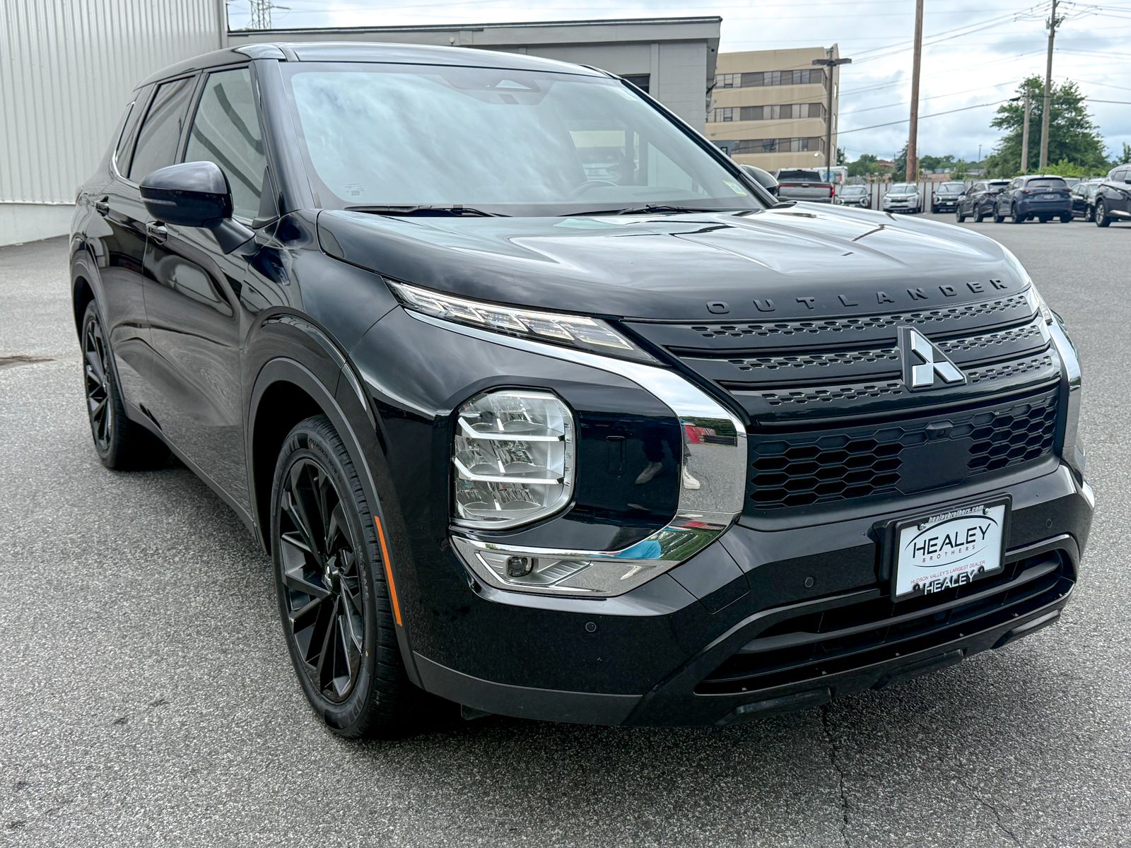 Photo view of 2022 Mitsubishi Outlander in Black