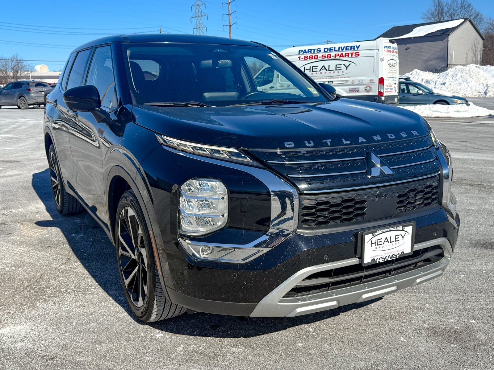 Photo view of 2022 Mitsubishi Outlander in Black