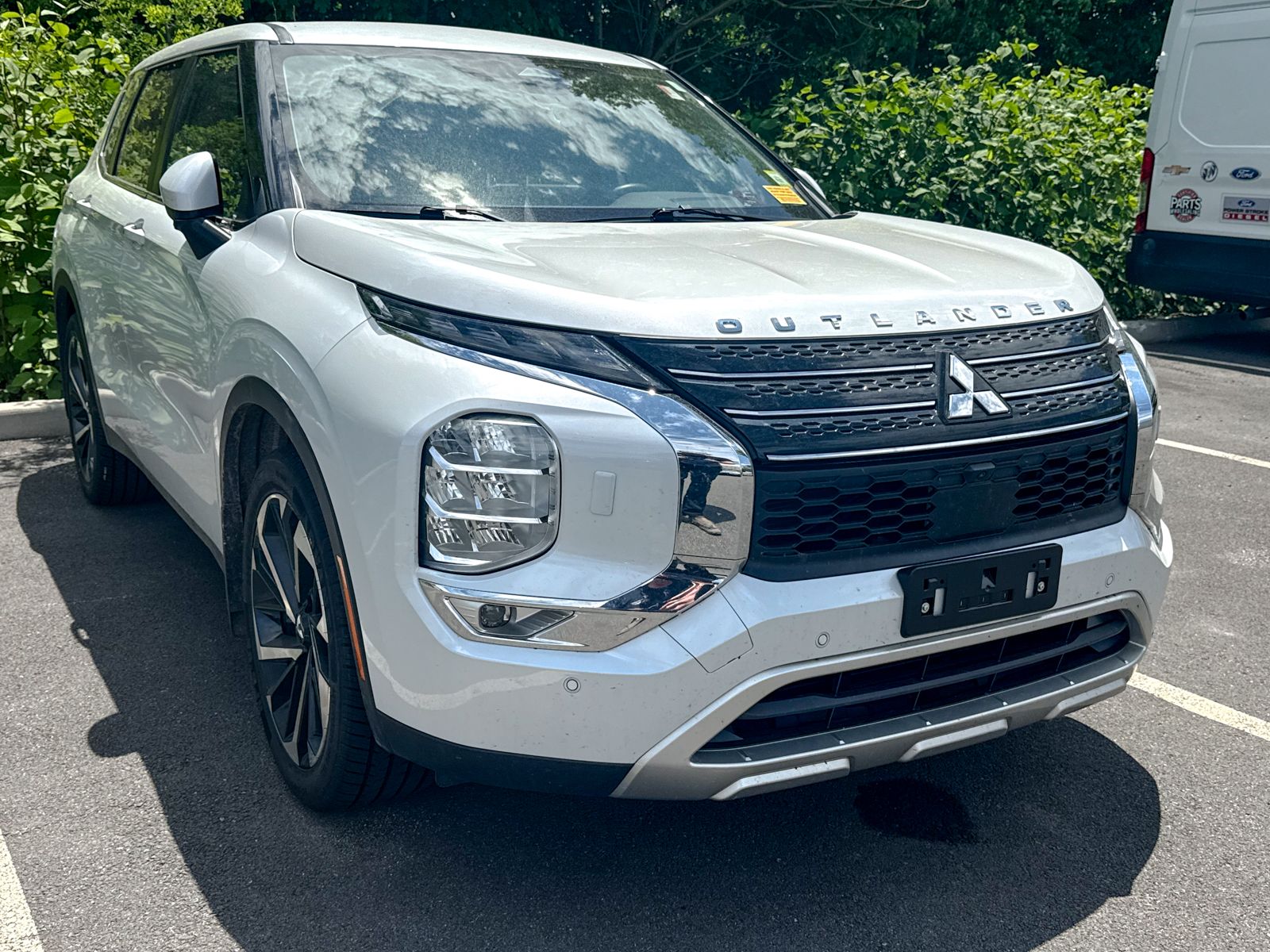 Photo view of 2023 Mitsubishi Outlander in White