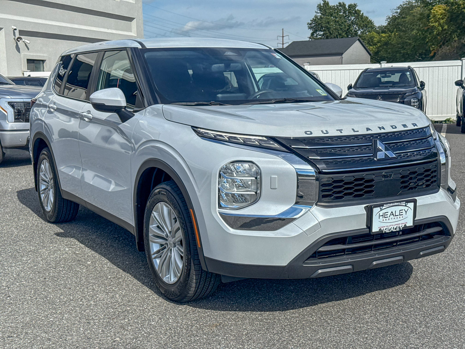 Photo view of 2024 Mitsubishi Outlander in White