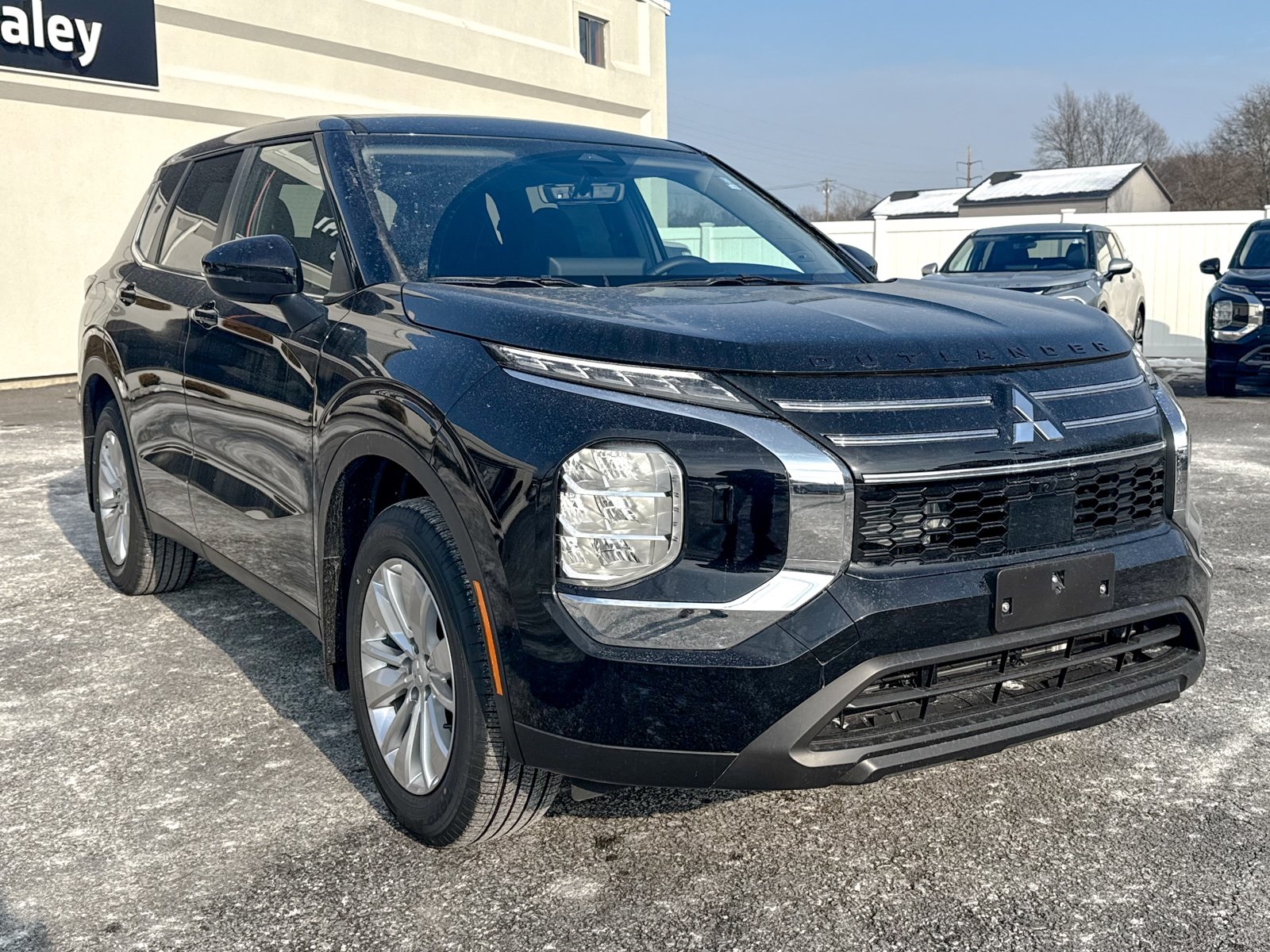 Photo view of 2026 Mitsubishi Outlander in Black