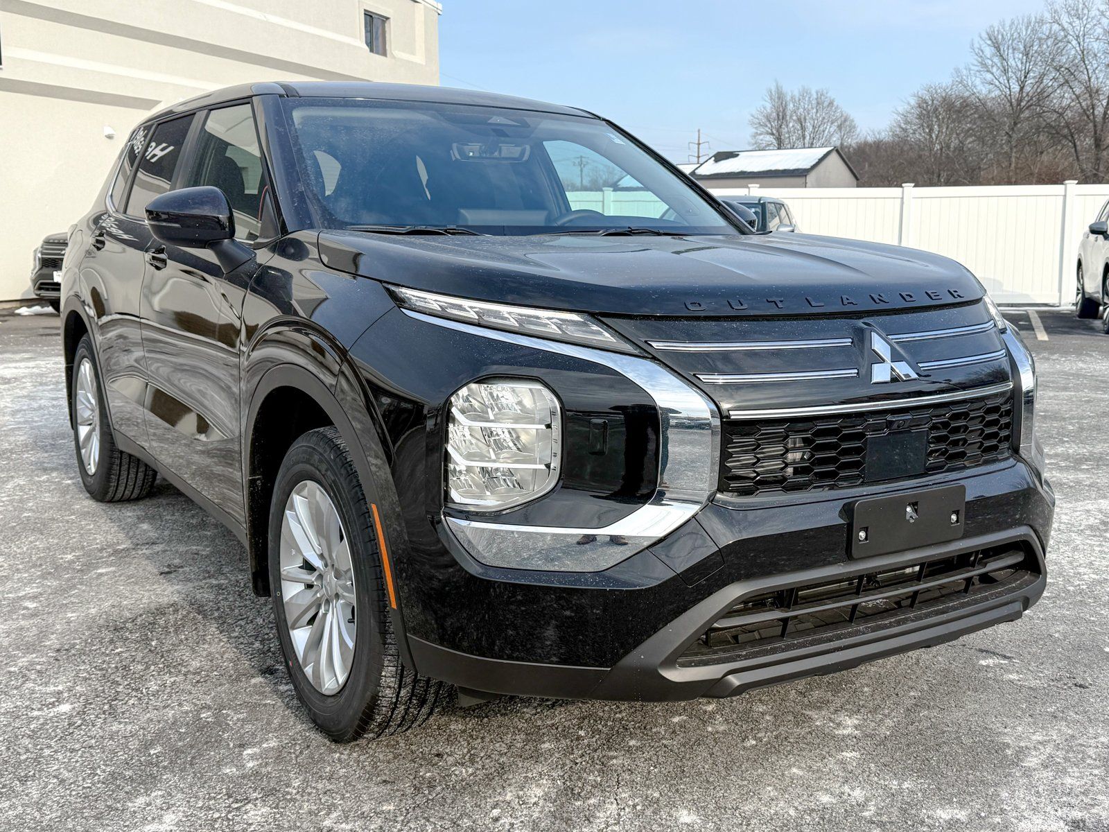 Photo view of 2026 Mitsubishi Outlander in Black