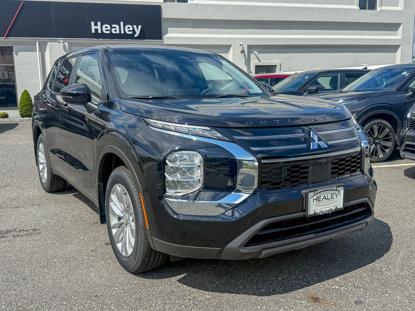 Photo view of 2026 Mitsubishi Outlander in Black