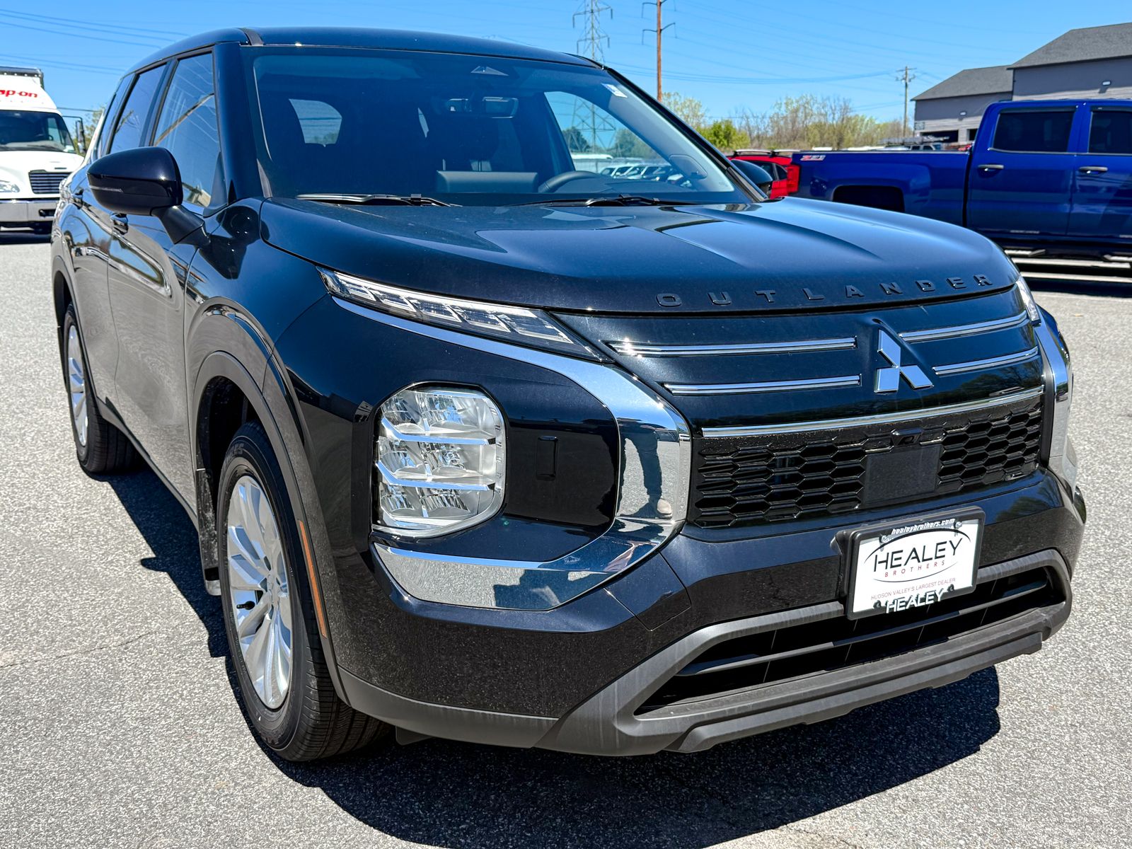 Photo view of 2026 Mitsubishi Outlander in Black