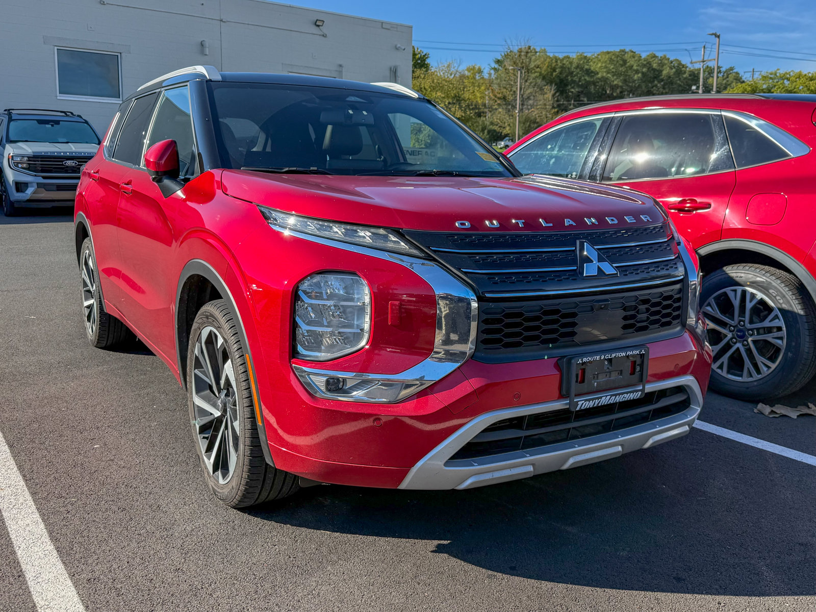 Photo view of 2023 Mitsubishi Outlander in Red