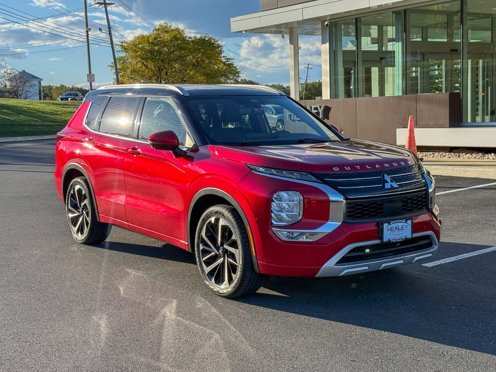 Photo view of 2023 Mitsubishi Outlander in Red