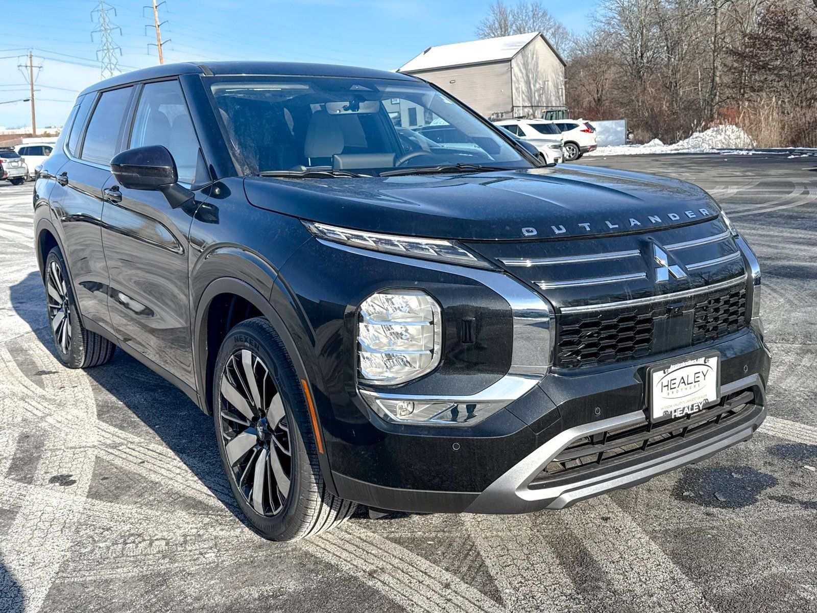 Photo view of 2025 Mitsubishi Outlander in Black