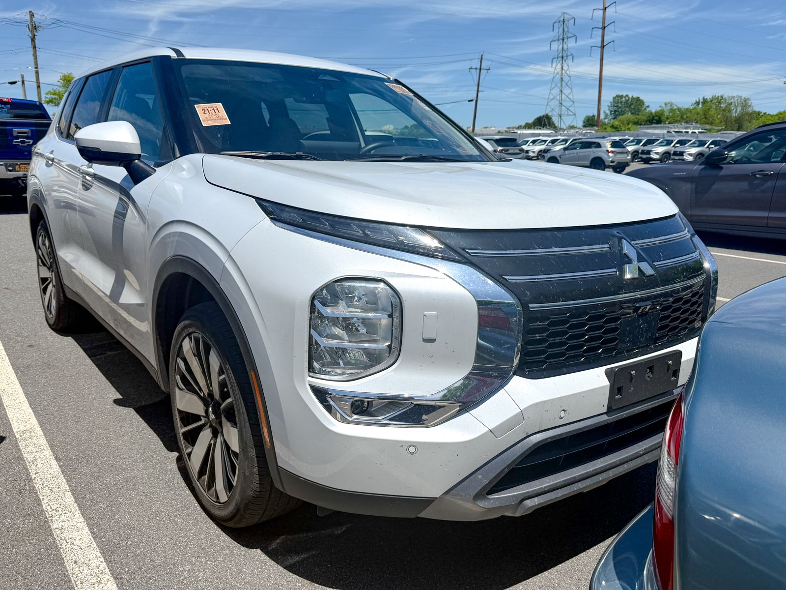 Photo view of 2025 Mitsubishi Outlander in White