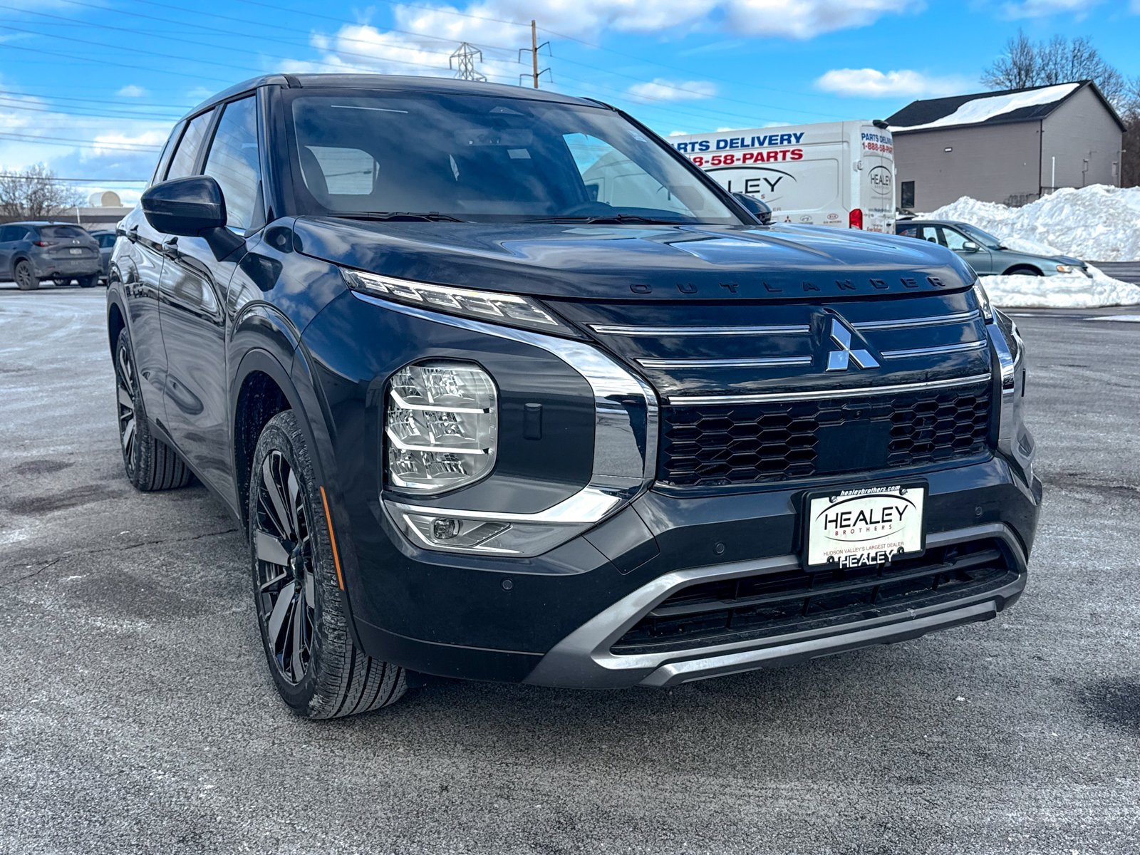 Photo view of 2025 Mitsubishi Outlander in Gray