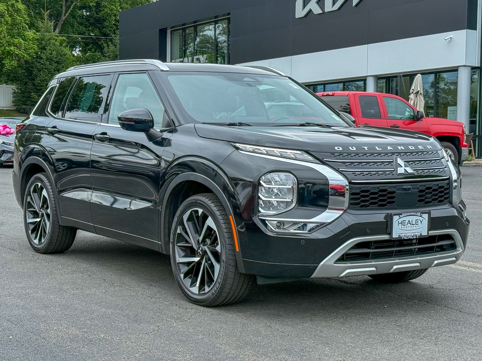 Photo view of 2023 Mitsubishi Outlander in Black