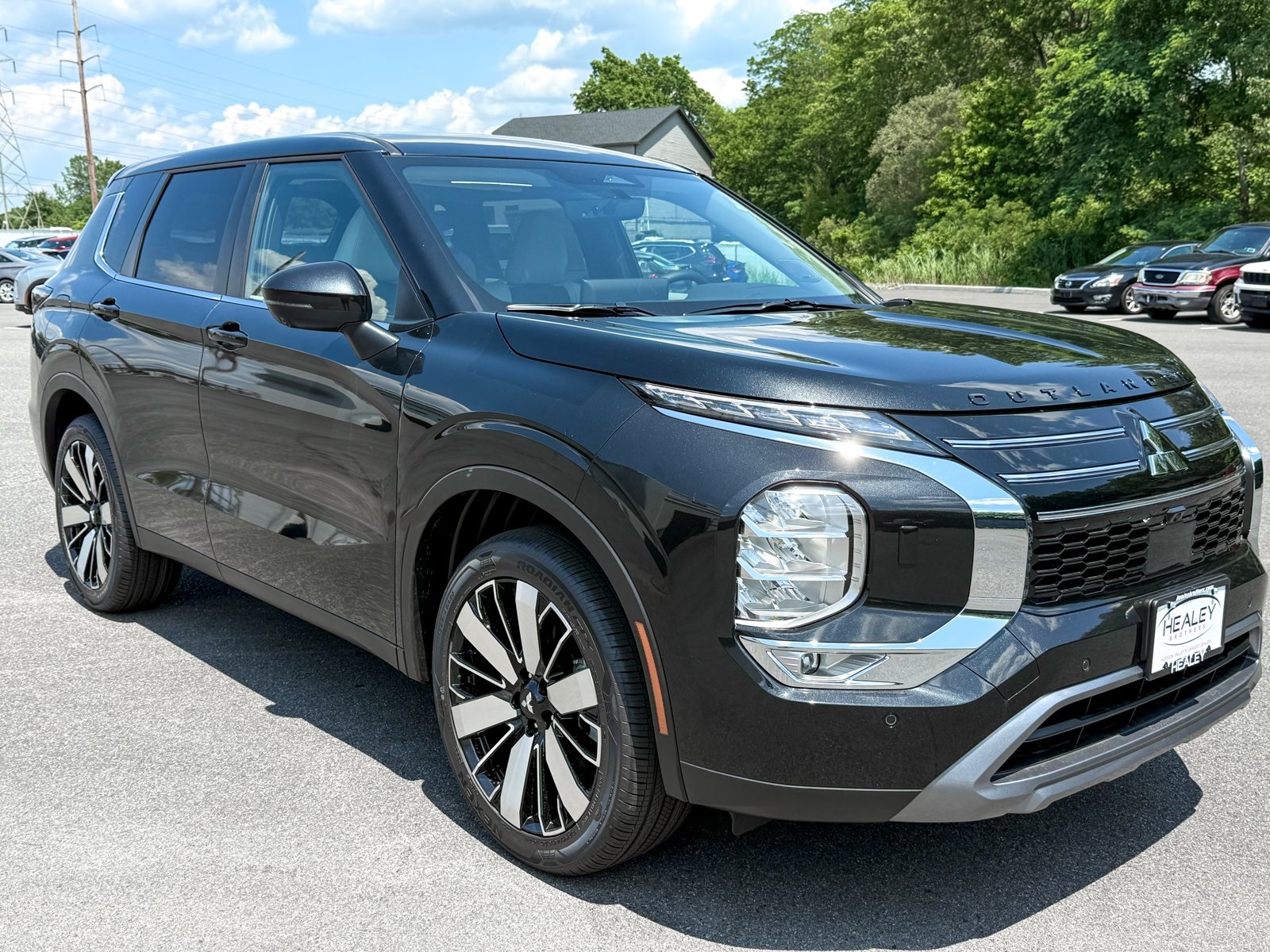 Photo view of 2025 Mitsubishi Outlander in Black