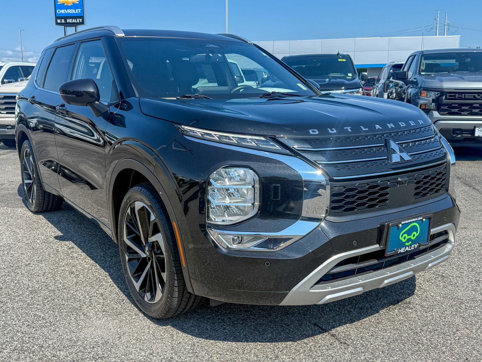 Photo view of 2023 Mitsubishi Outlander in Black