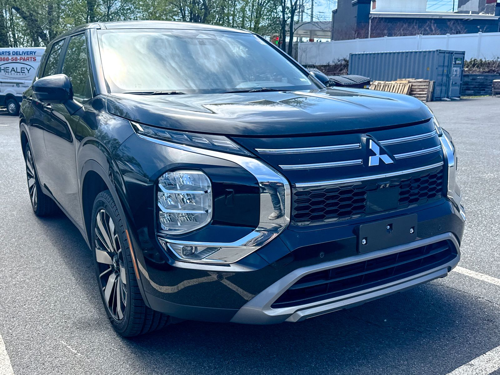 Photo view of 2025 Mitsubishi Outlander in Black