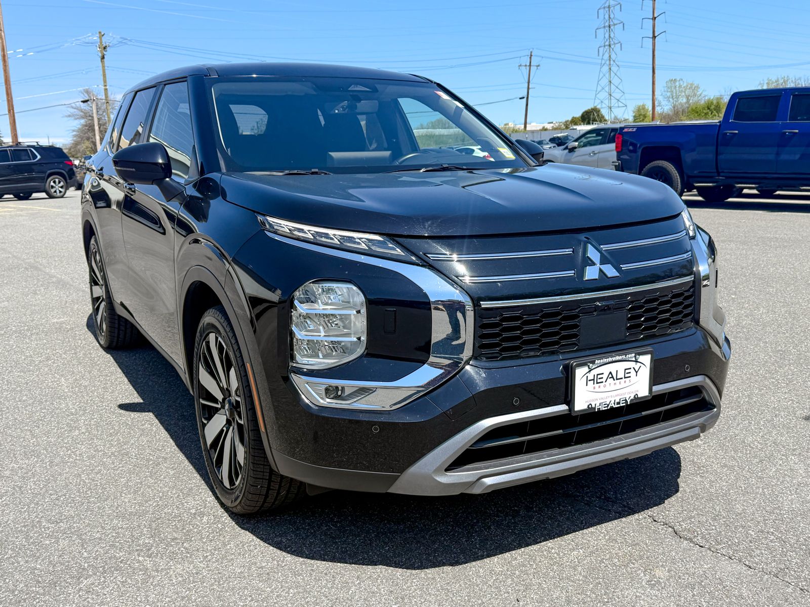 Photo view of 2025 Mitsubishi Outlander in Black