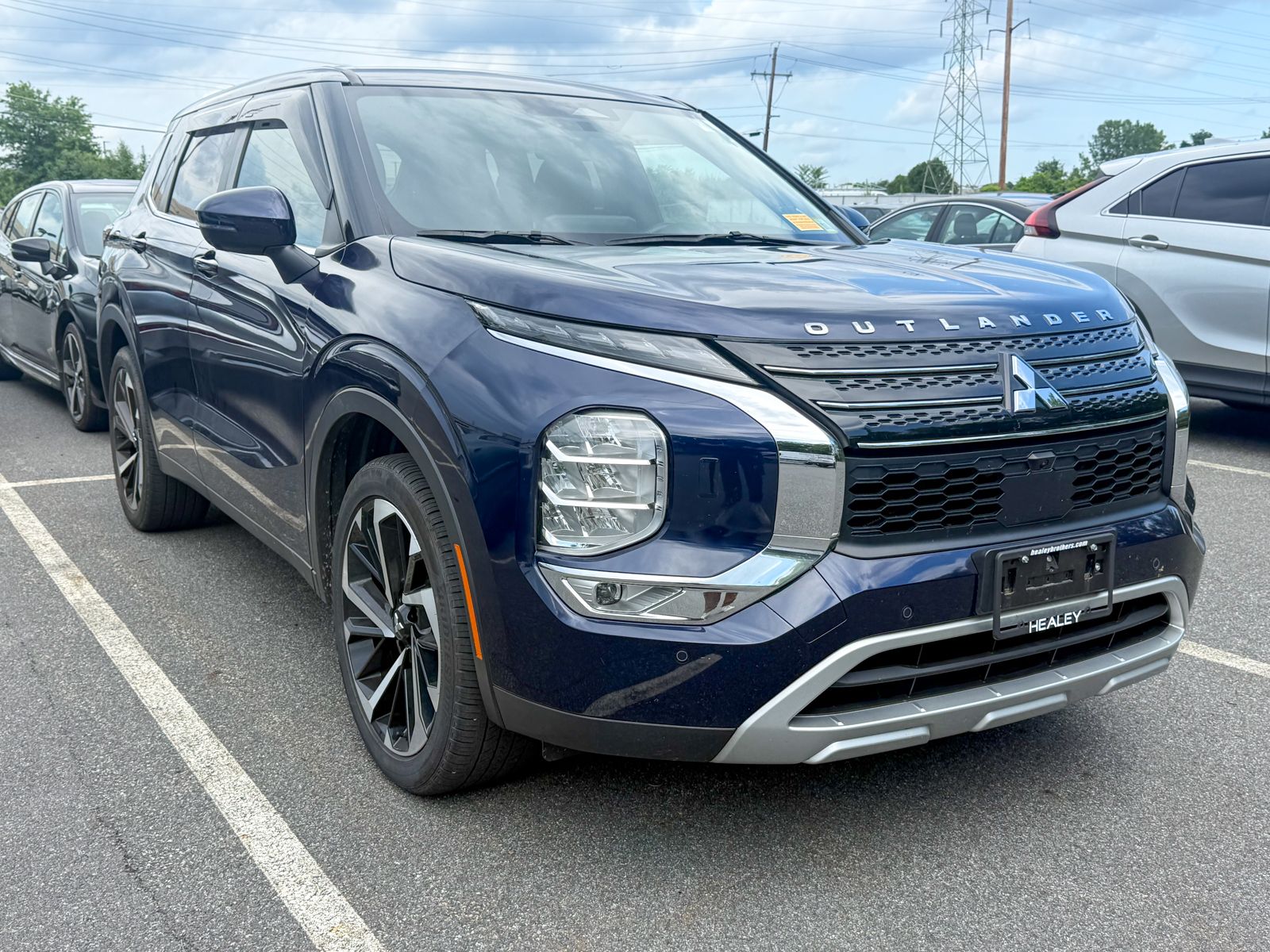Photo view of 2024 Mitsubishi Outlander in Blue