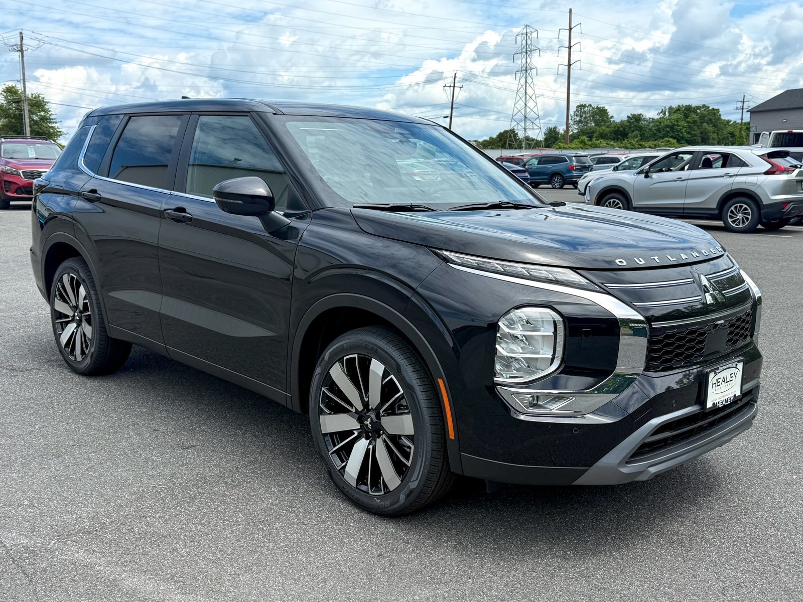 Photo view of 2025 Mitsubishi Outlander in Black