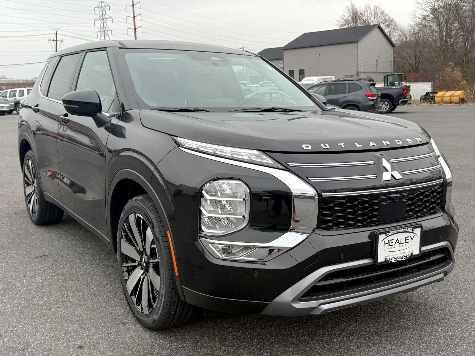 Photo view of 2025 Mitsubishi Outlander in Silver