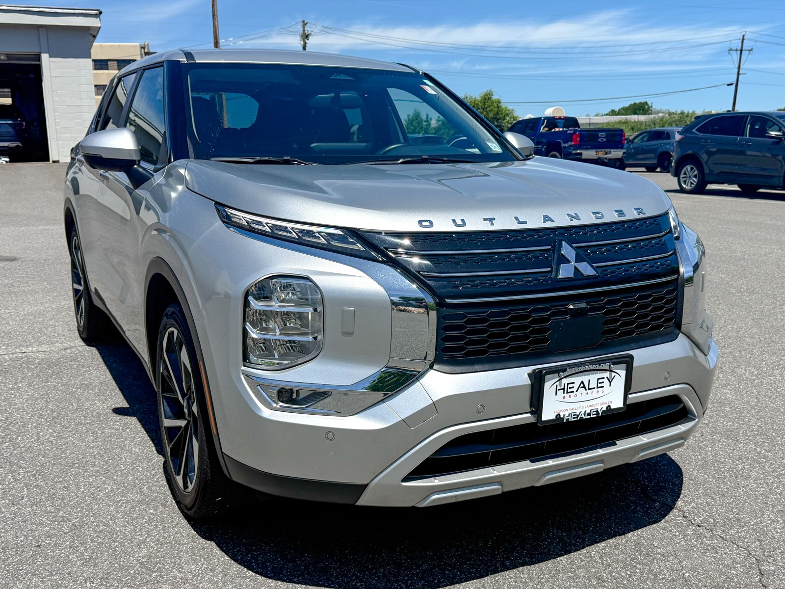 Photo view of 2024 Mitsubishi Outlander in Silver