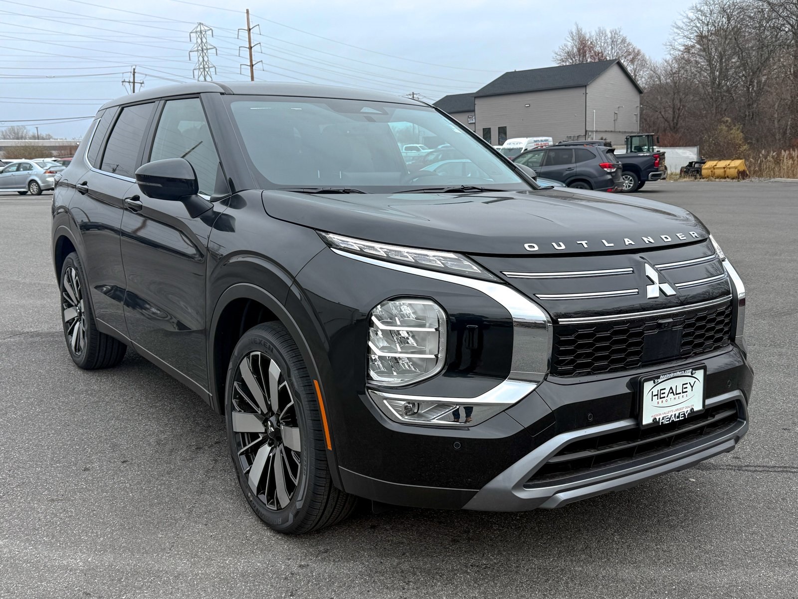 Photo view of 2025 Mitsubishi Outlander in Black