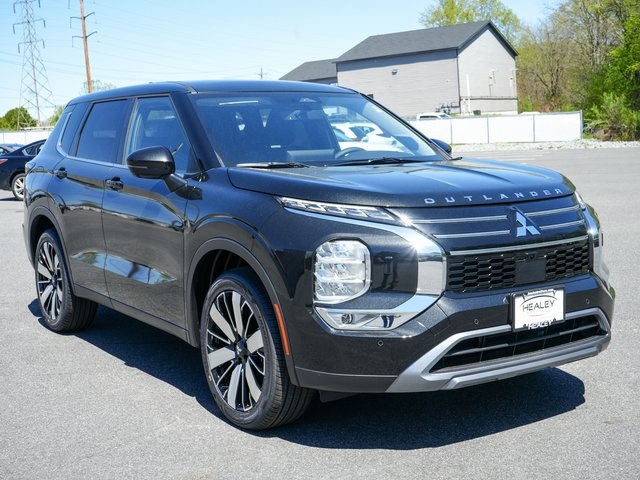 Photo view of 2025 Mitsubishi Outlander in Black