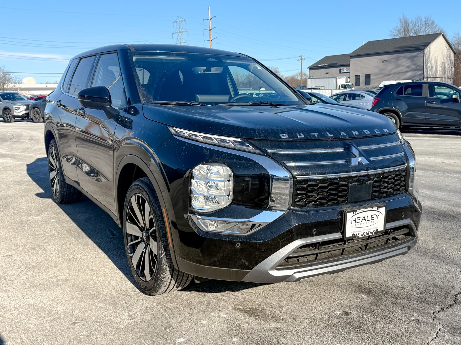 Photo view of 2025 Mitsubishi Outlander in Black