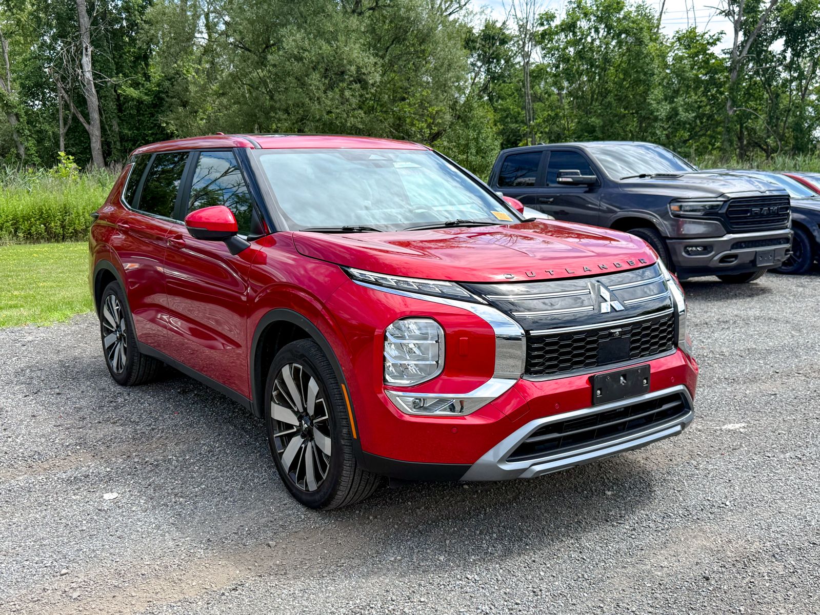 Photo view of 2025 Mitsubishi Outlander in Red