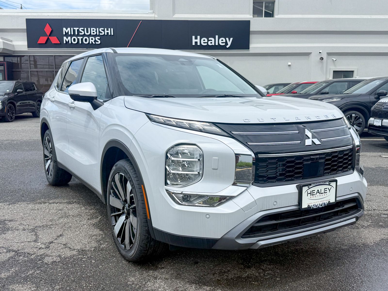 Photo view of 2026 Mitsubishi Outlander in White