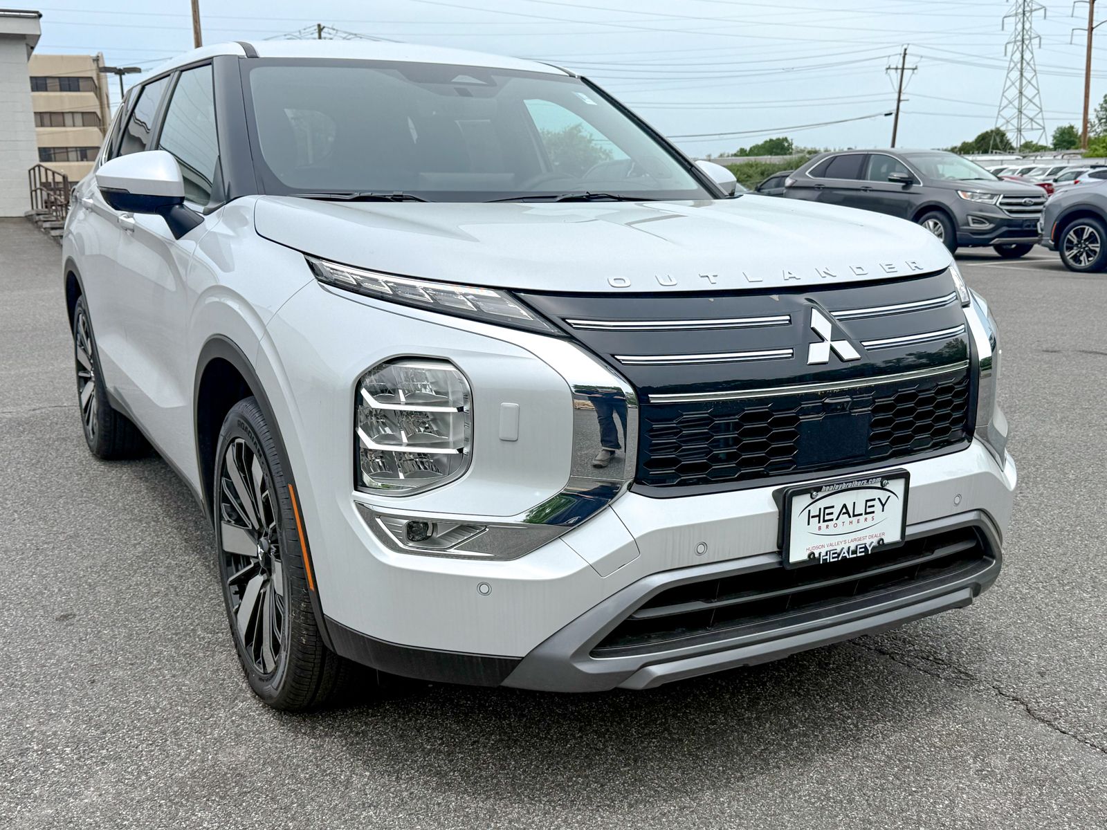 Photo view of 2026 Mitsubishi Outlander in White