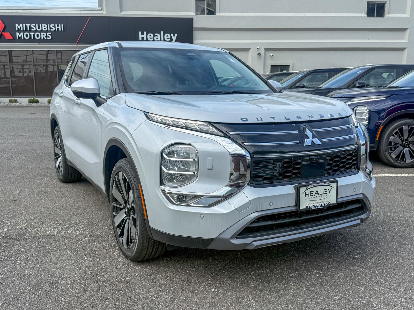 Photo view of 2026 Mitsubishi Outlander in 