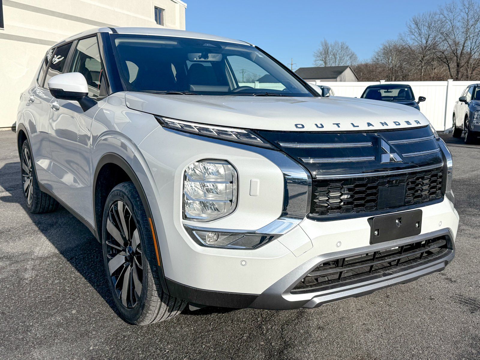 Photo view of 2026 Mitsubishi Outlander in White