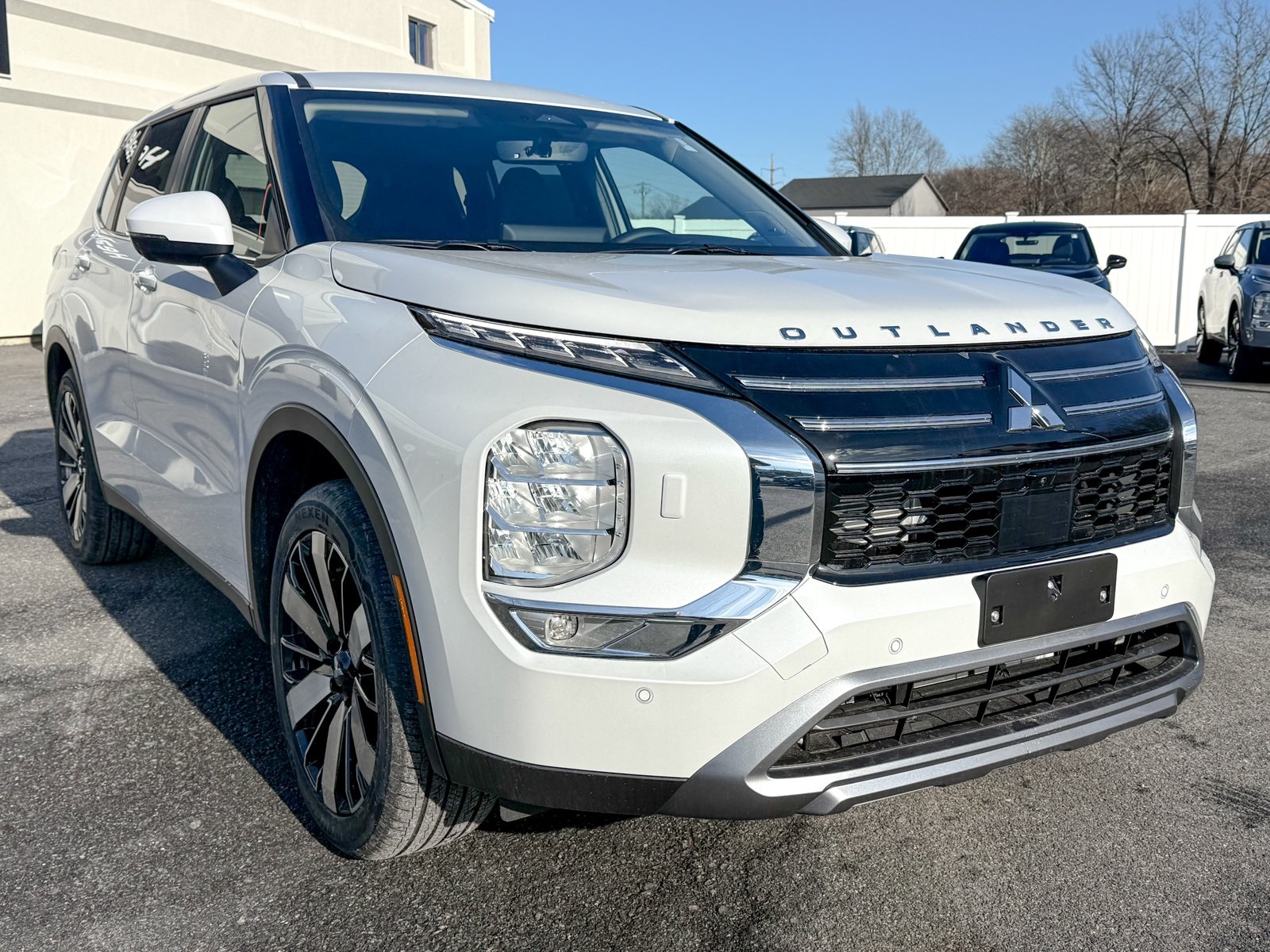 Photo view of 2026 Mitsubishi Outlander in White