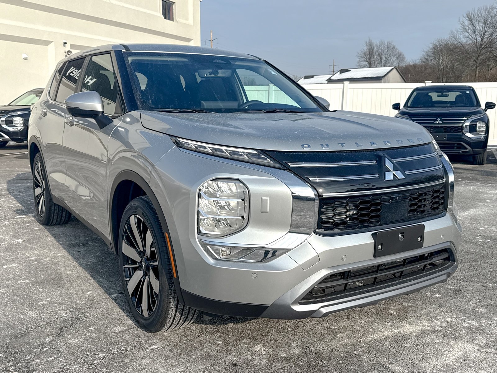 Photo view of 2026 Mitsubishi Outlander in Silver