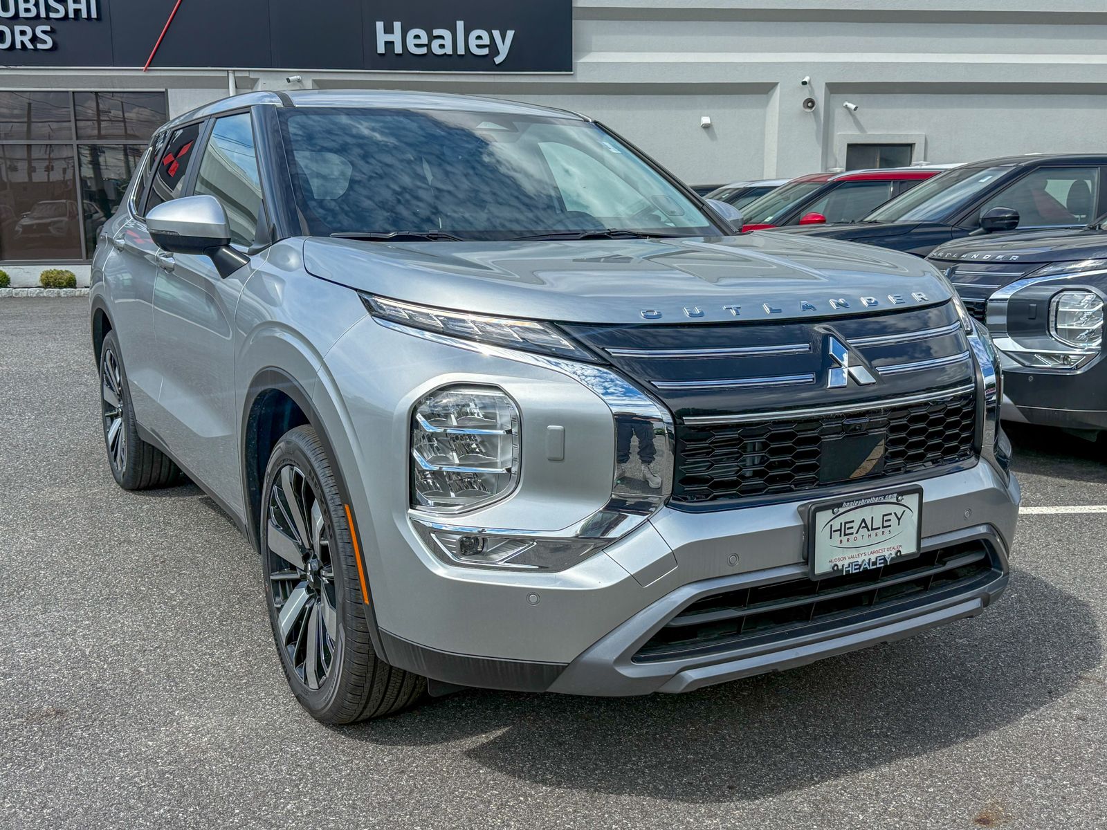 Photo view of 2026 Mitsubishi Outlander in Silver