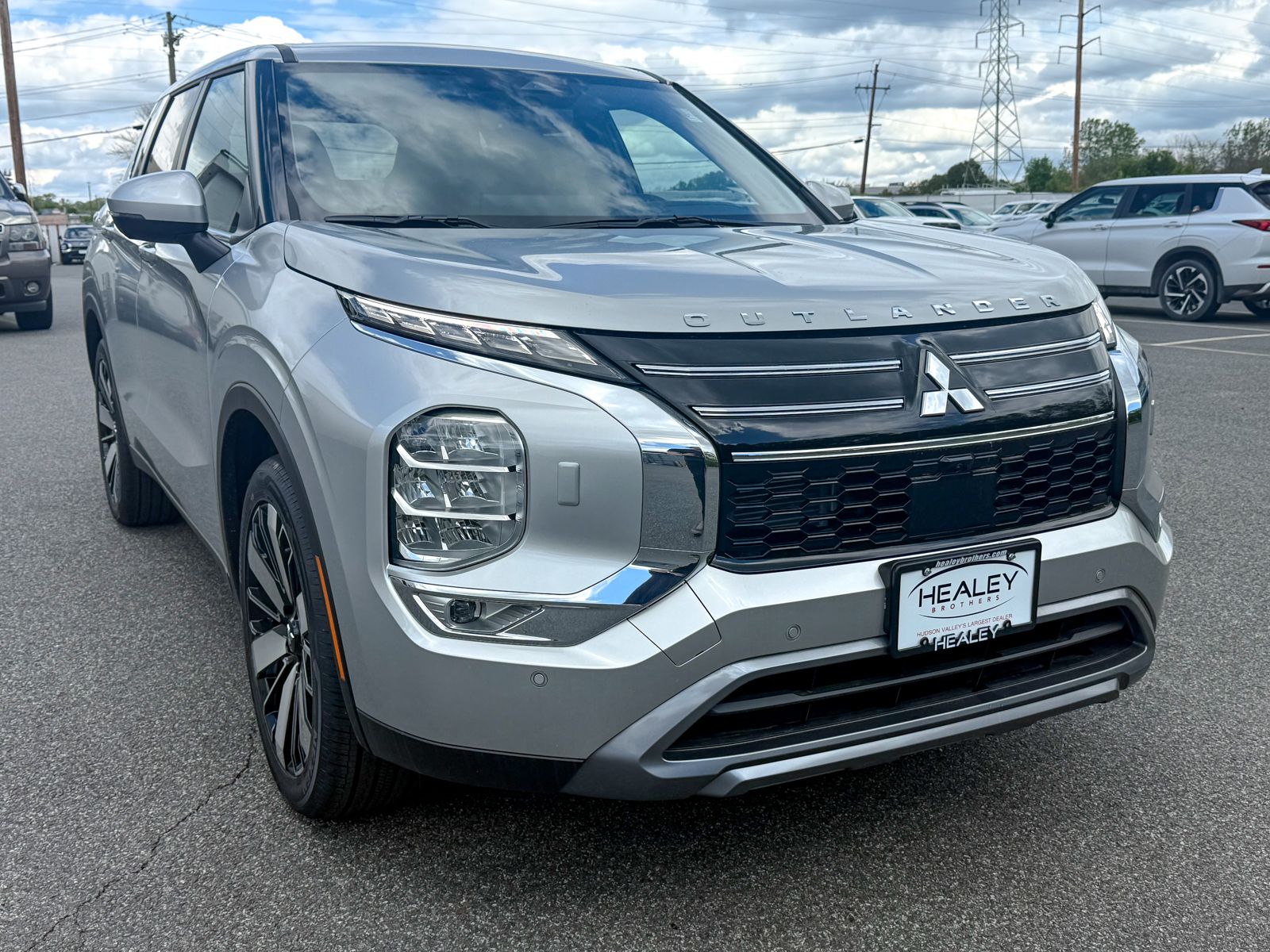 Photo view of 2026 Mitsubishi Outlander in Silver