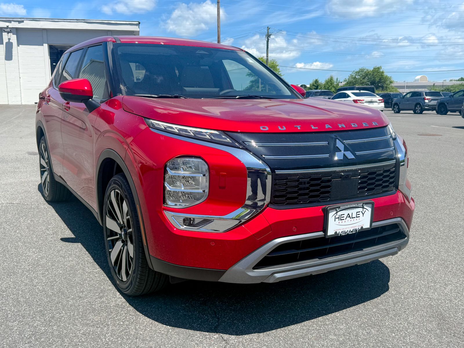 Photo view of 2026 Mitsubishi Outlander in Red