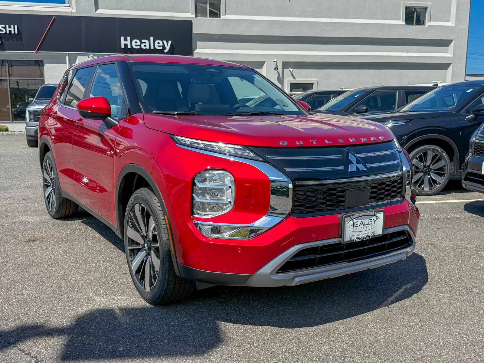 Photo view of 2026 Mitsubishi Outlander in Red