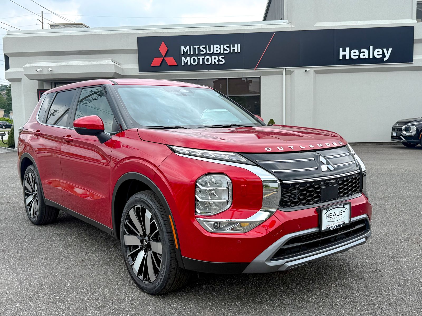 Photo view of 2026 Mitsubishi Outlander in Red