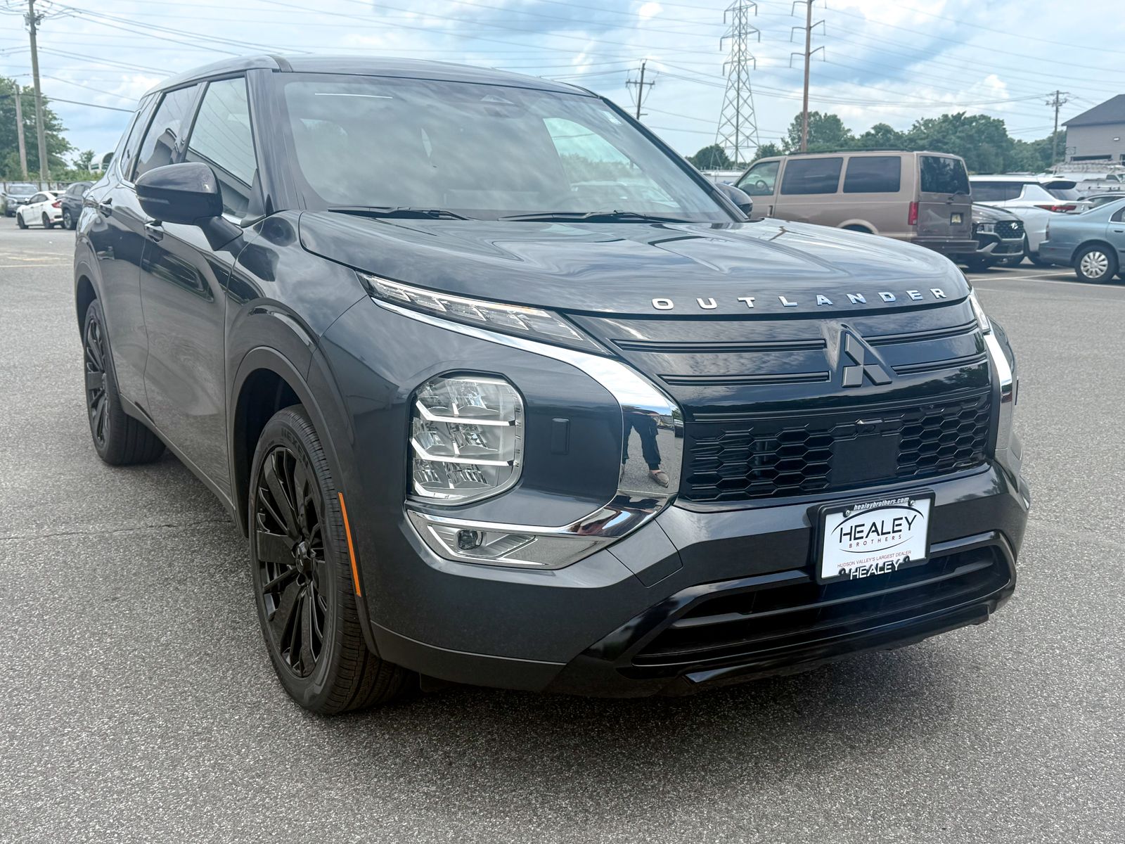 Photo view of 2026 Mitsubishi Outlander in Gray