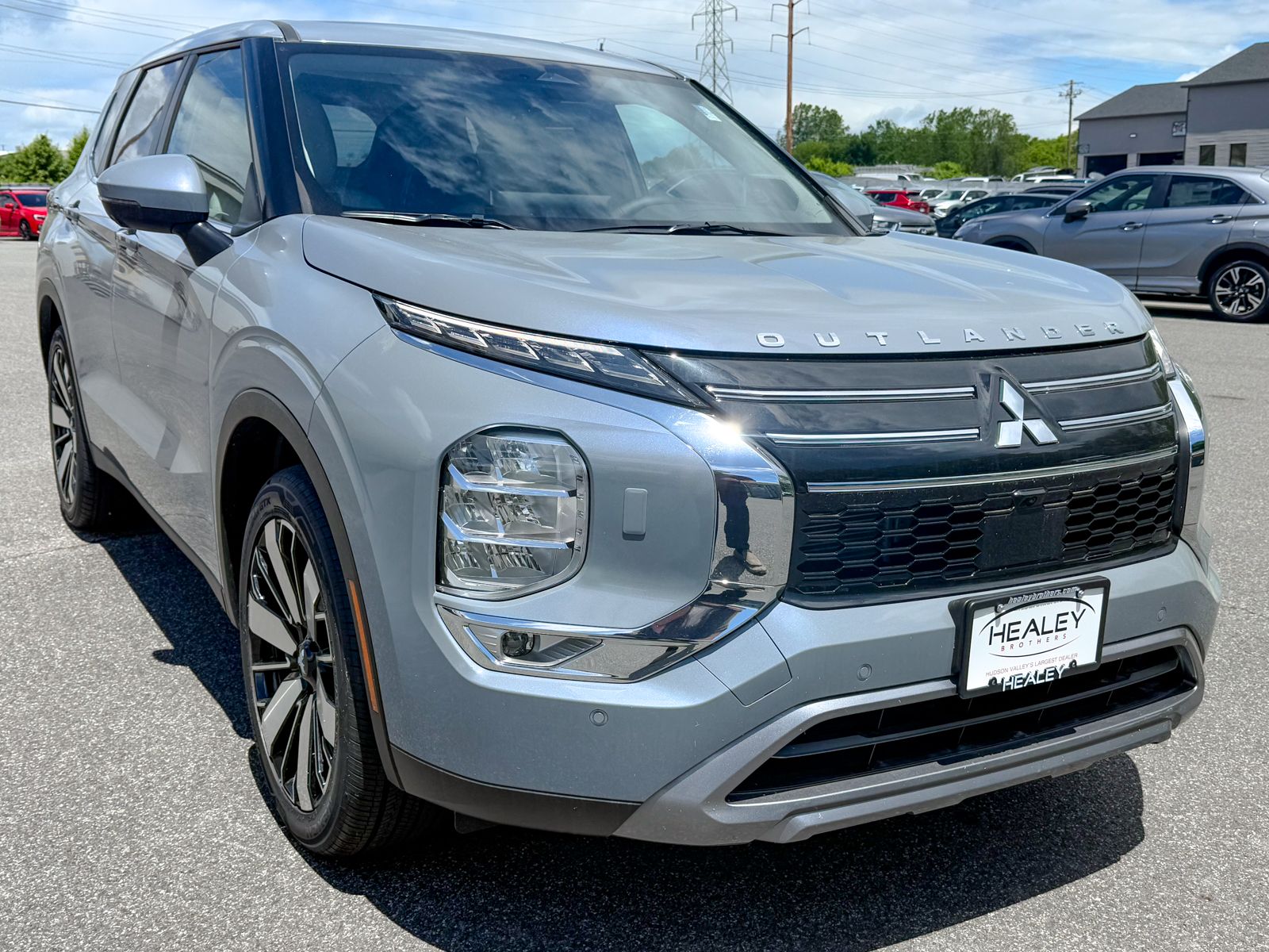 Photo view of 2026 Mitsubishi Outlander in Gray