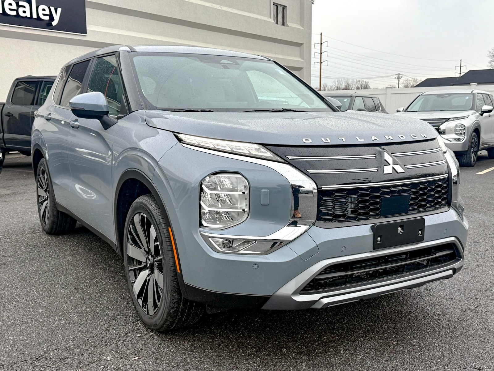 Photo view of 2026 Mitsubishi Outlander in Gray