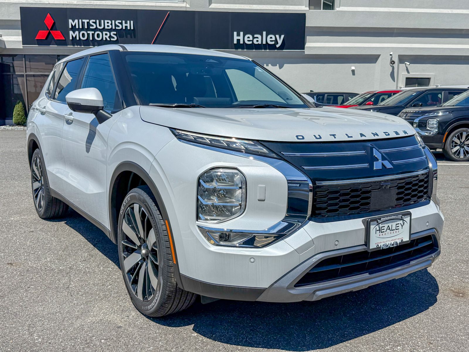 Photo view of 2026 Mitsubishi Outlander in White