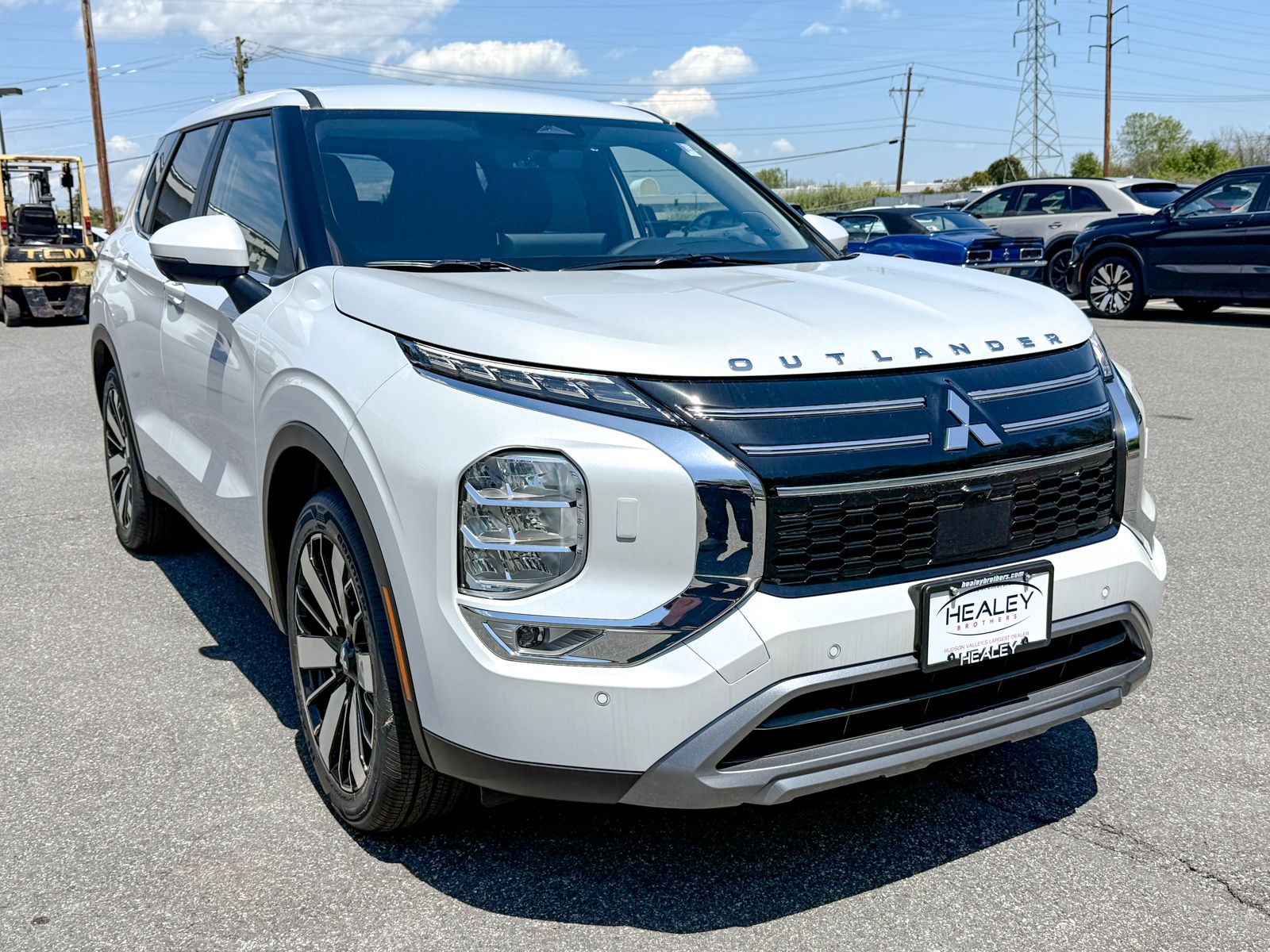Photo view of 2026 Mitsubishi Outlander in White