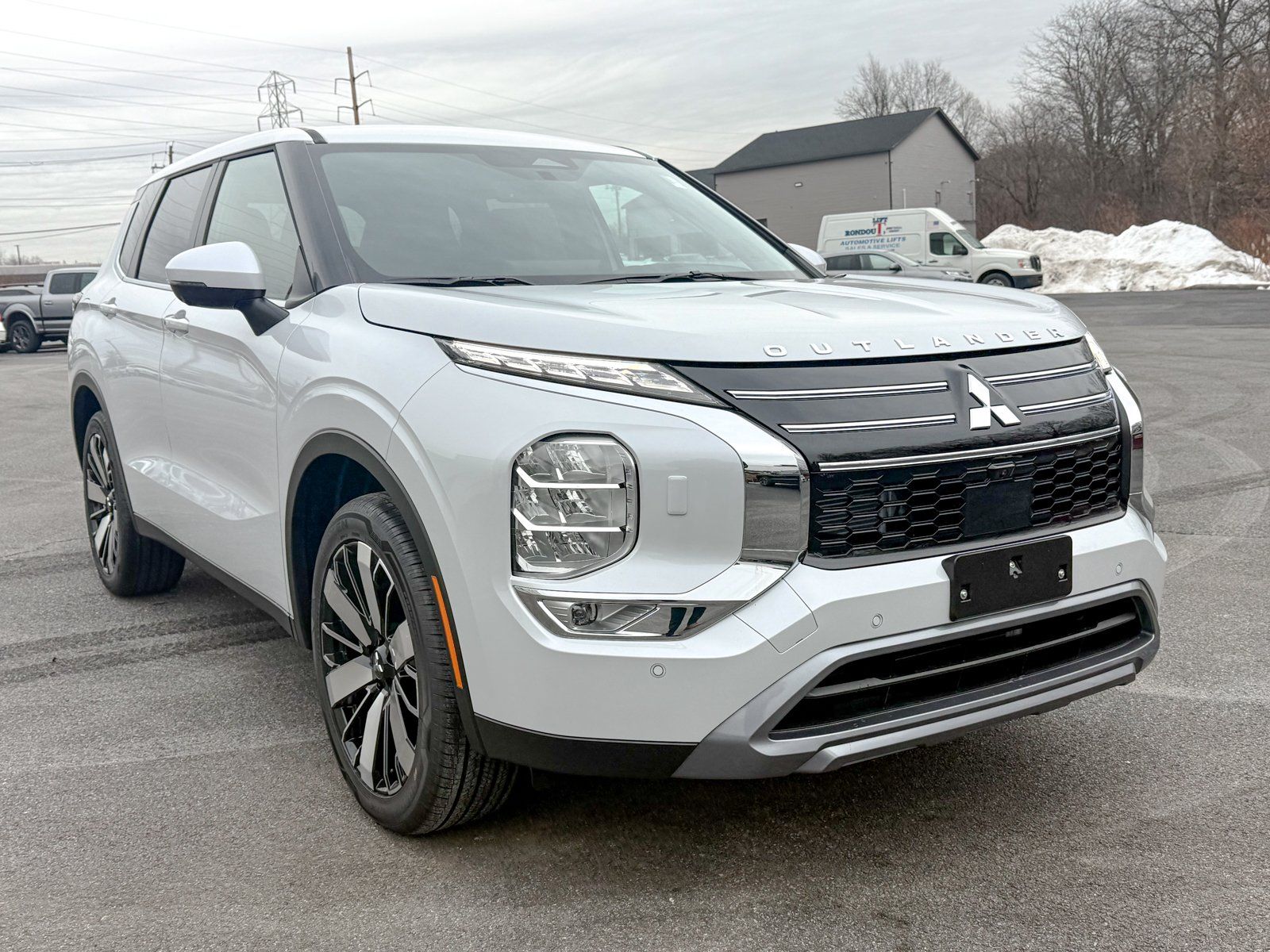 Photo view of 2026 Mitsubishi Outlander in White