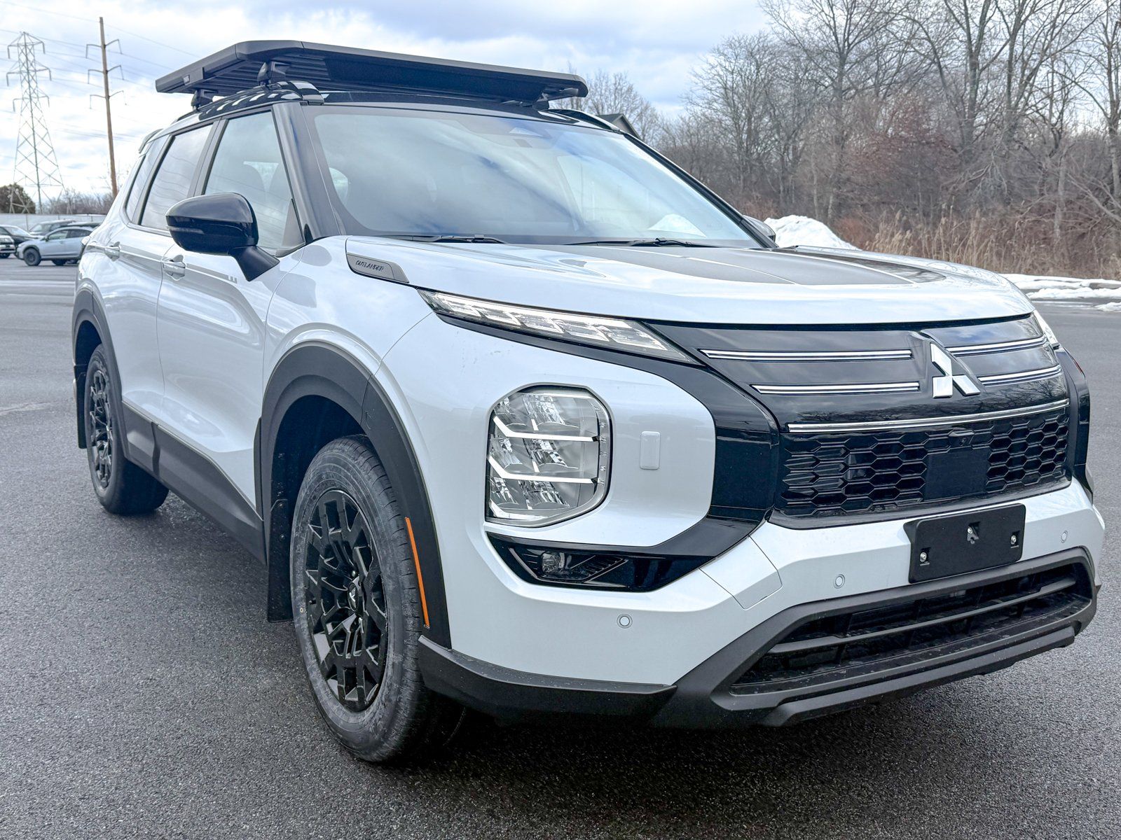 Photo view of 2026 Mitsubishi Outlander in White