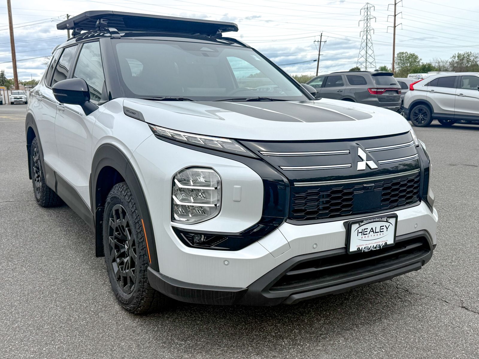 Photo view of 2026 Mitsubishi Outlander in White