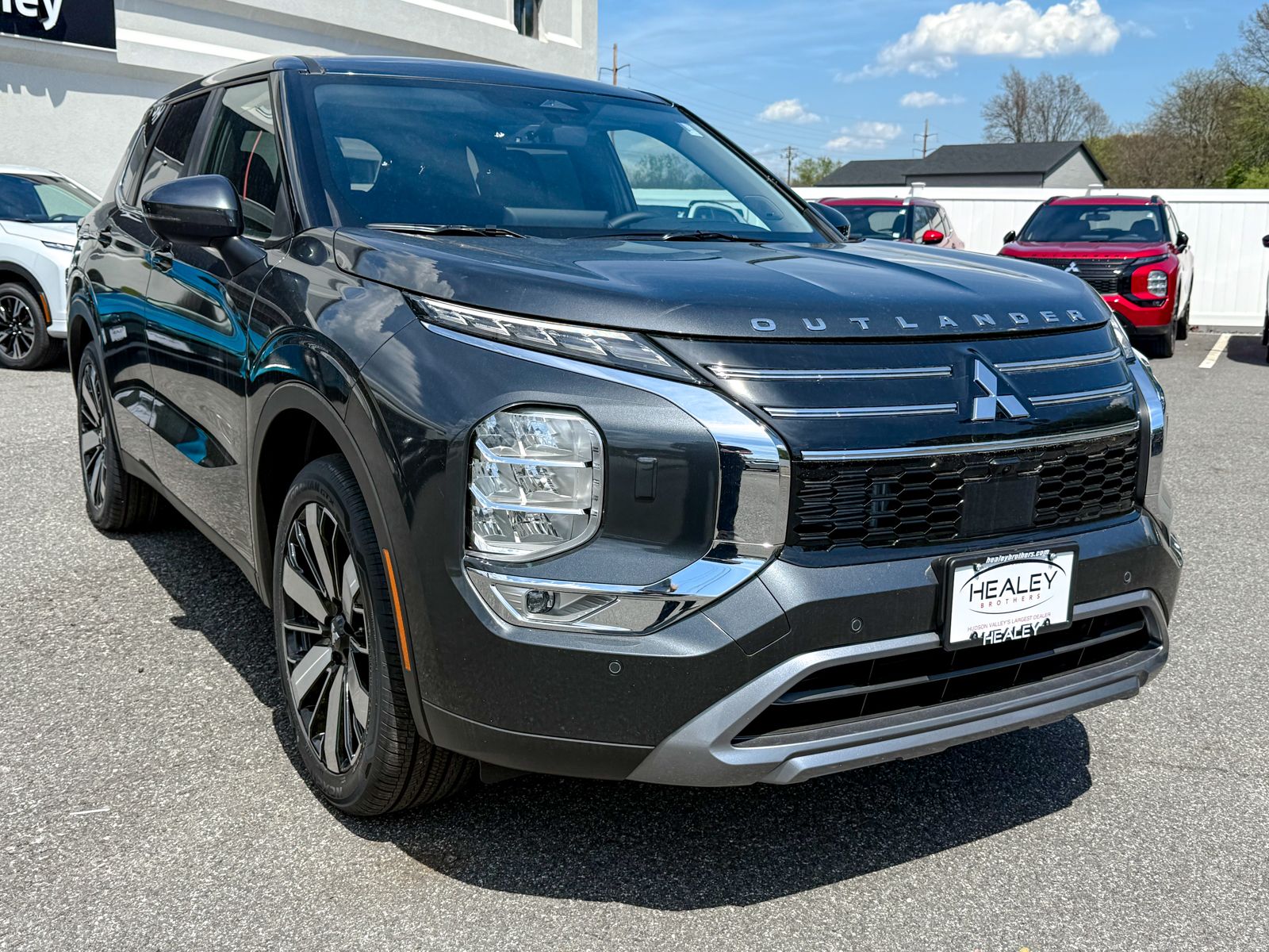 Photo view of 2026 Mitsubishi Outlander in Gray