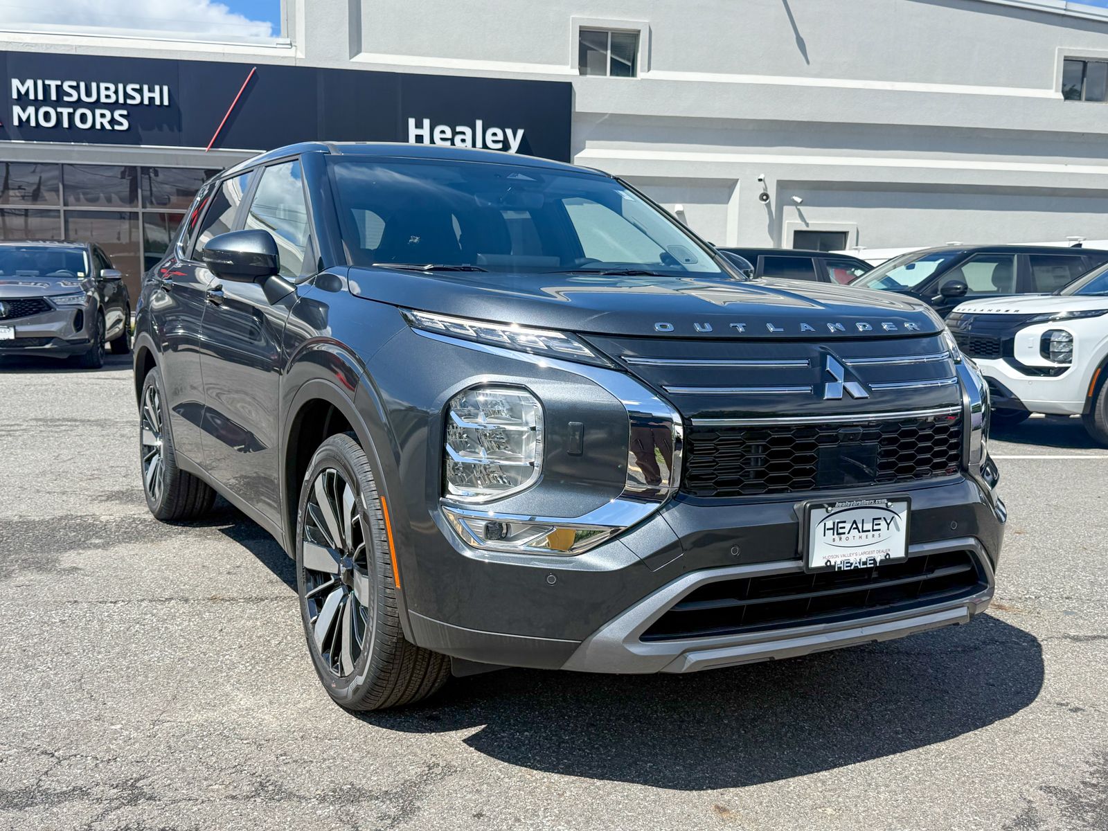 Photo view of 2026 Mitsubishi Outlander in Gray