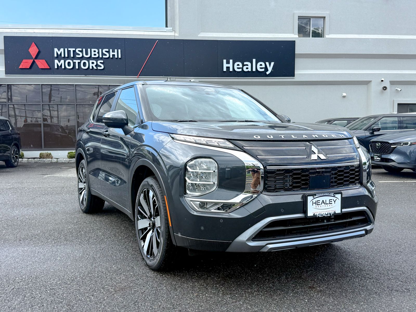 Photo view of 2026 Mitsubishi Outlander in Gray