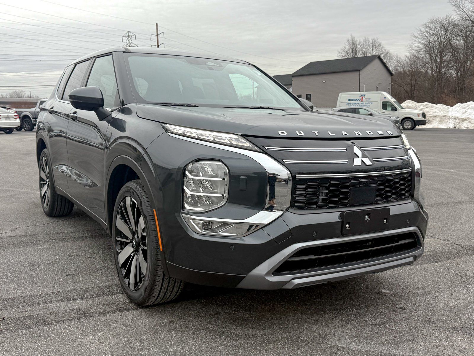Photo view of 2026 Mitsubishi Outlander in Gray