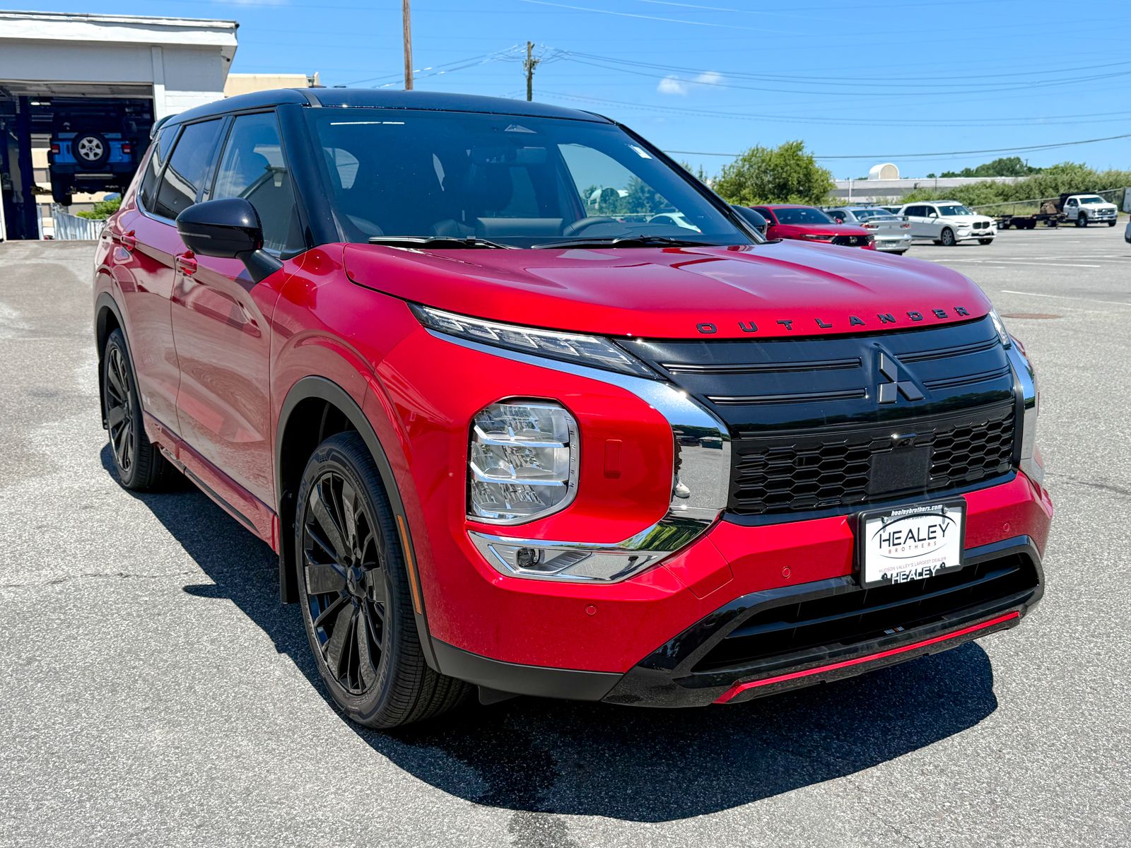 Photo view of 2026 Mitsubishi Outlander in Red